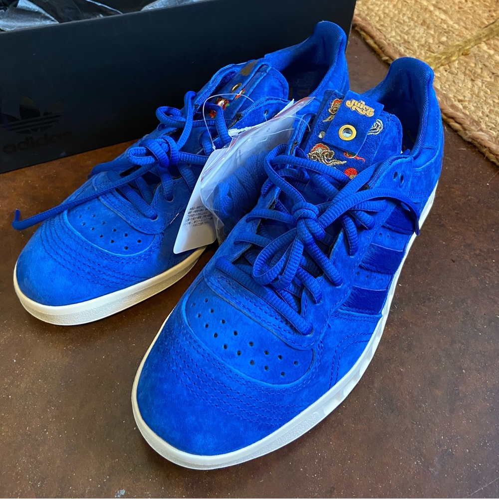 BRAND NEW! Men’s 7 1/2 Adidas Handball Top S.E Sneaker